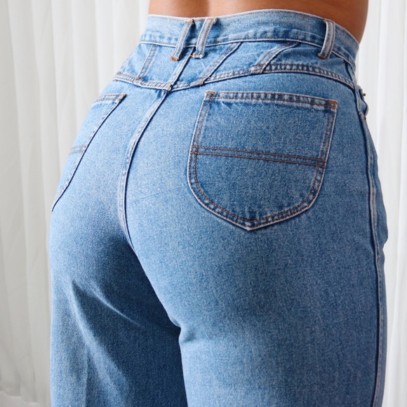 80’s High Waisted Light Wash Jeans - Picture 4 of 8